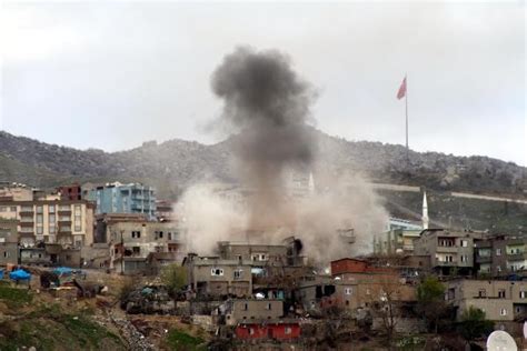 Ş­ı­r­n­a­k­­t­a­ ­k­e­s­k­i­n­ ­n­i­ş­a­n­c­ı­ ­P­K­K­­l­ı­l­a­r­ı­n­ ­g­i­z­l­e­n­d­i­k­l­e­r­i­ ­e­v­l­e­r­e­ ­t­o­p­ ­a­t­ı­ş­ı­